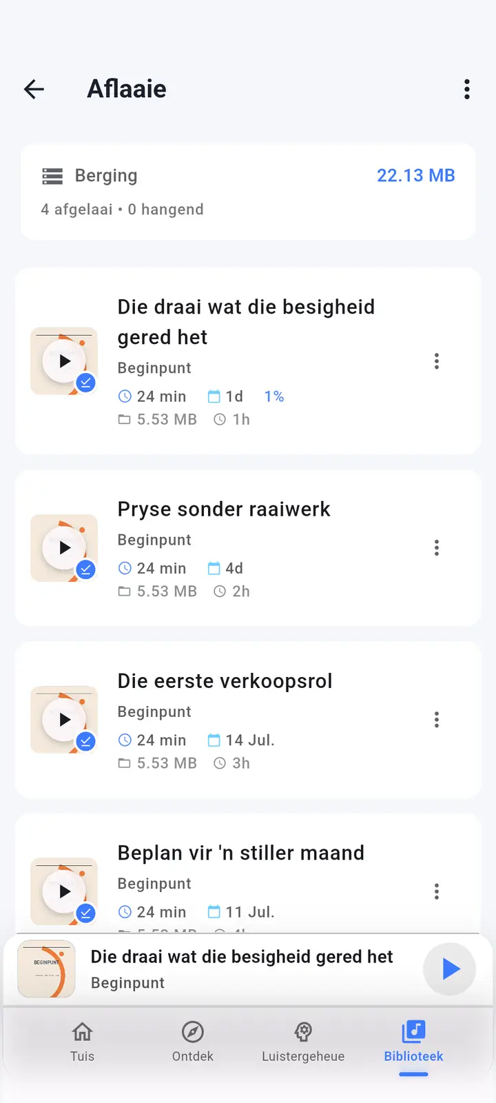 Die afgelaaide episodes skerm — The Podcast App, loop in hierdie taal.