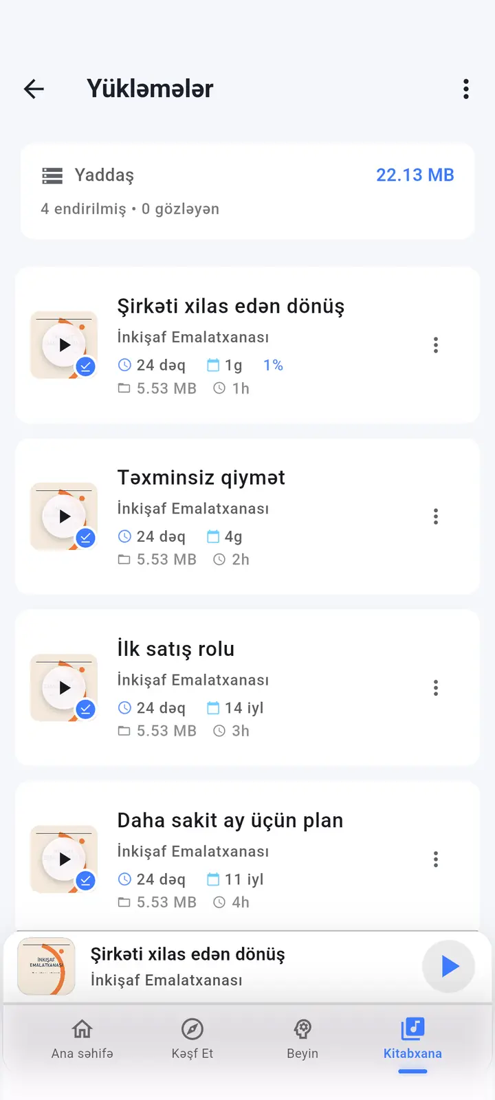 Endirilmiş epizodların ekranı — The Podcast App, bu dildə işləyir.