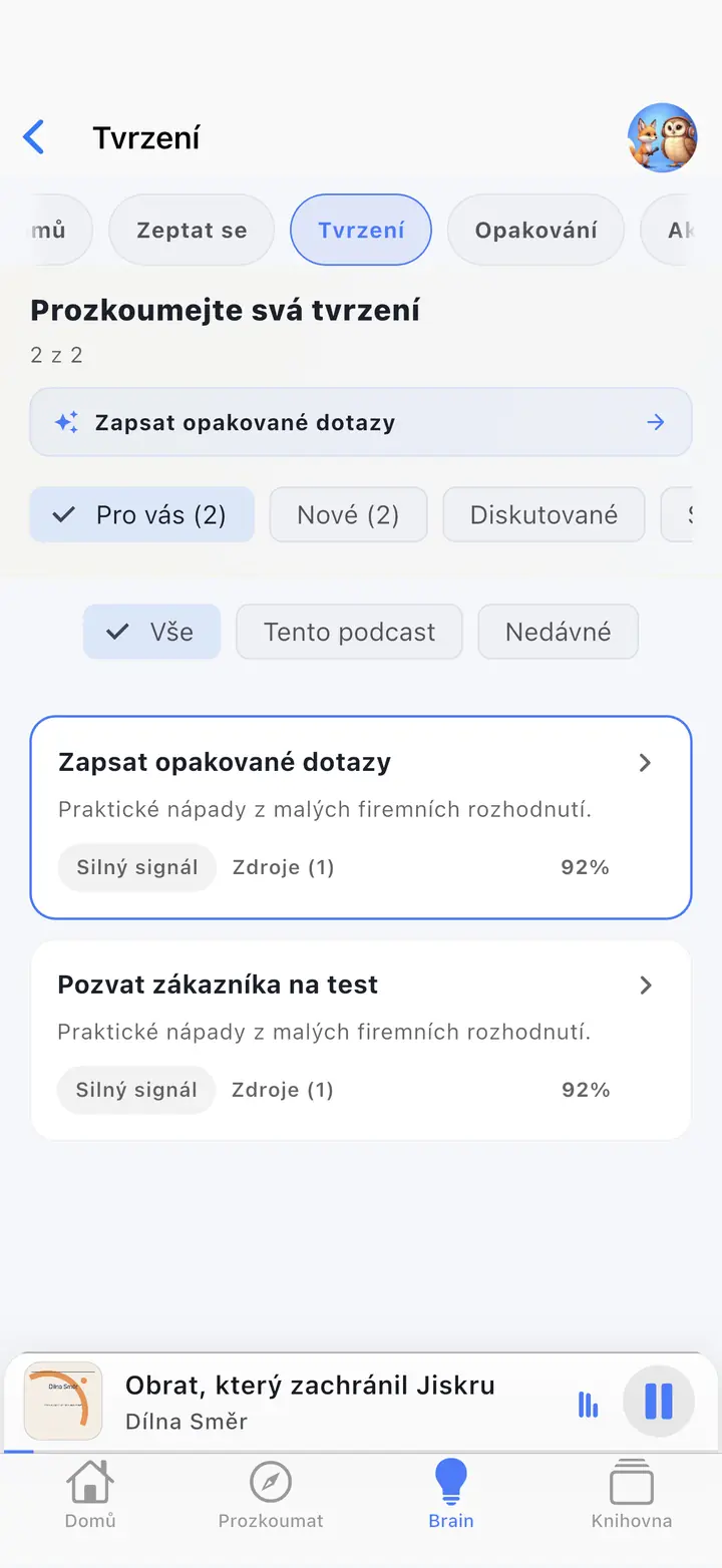 Obrazovka asistenta AI — The Podcast App běžící v tomto jazyce.