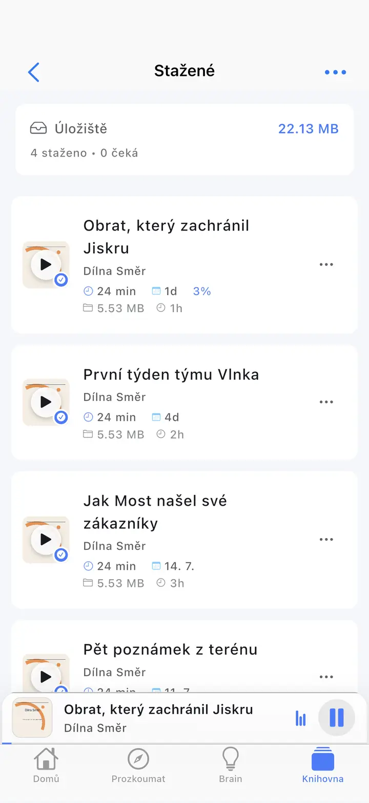 Obrazovka stažených epizod — The Podcast App běžící v tomto jazyce.