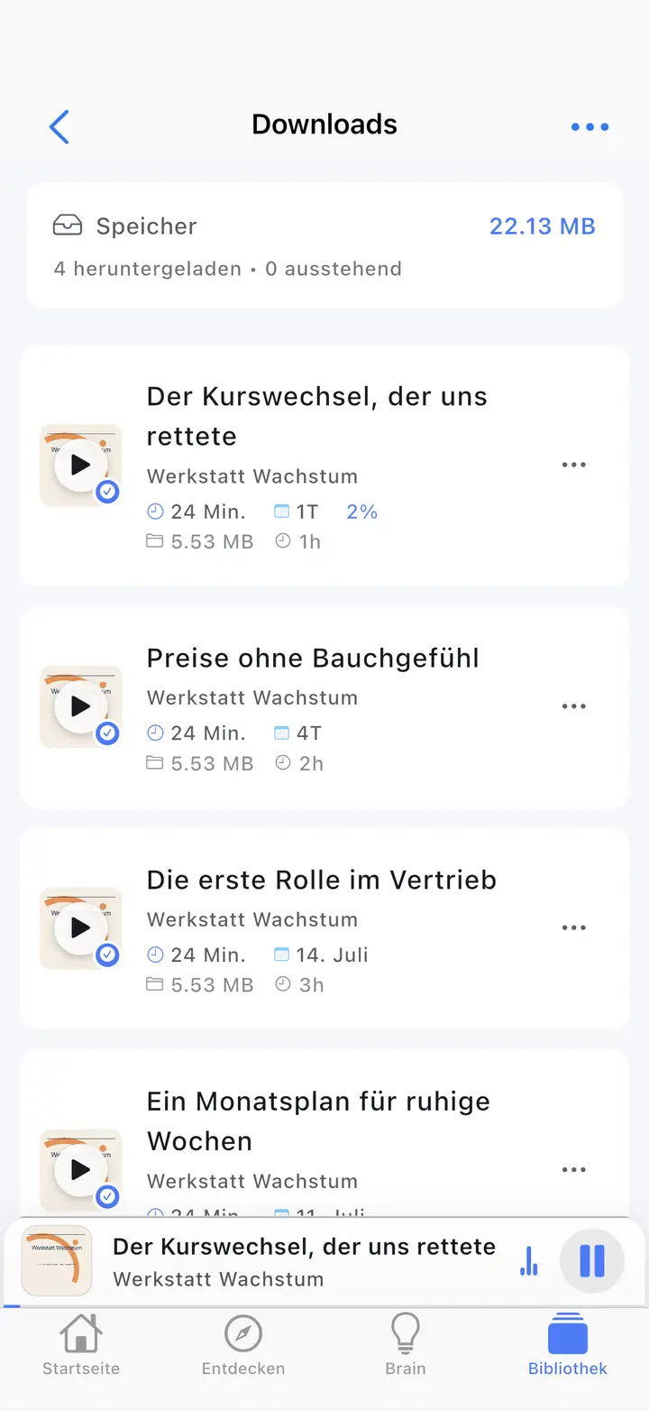 Der Bildschirm mit den heruntergeladenen Episoden — The Podcast App, läuft in dieser Sprache.