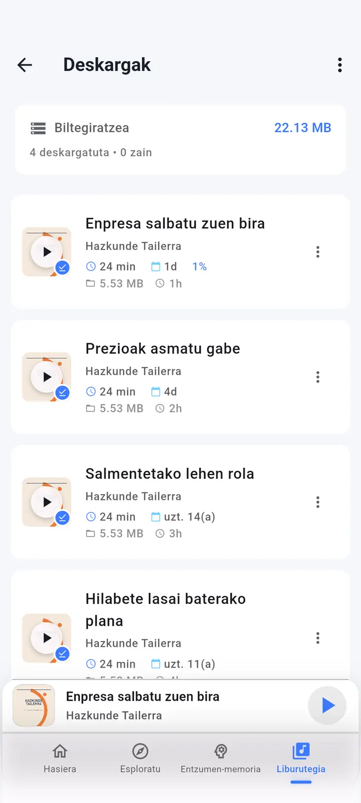 Deskargatutako atalen pantaila — The Podcast App, hizkuntza honetan exekutatzen da.