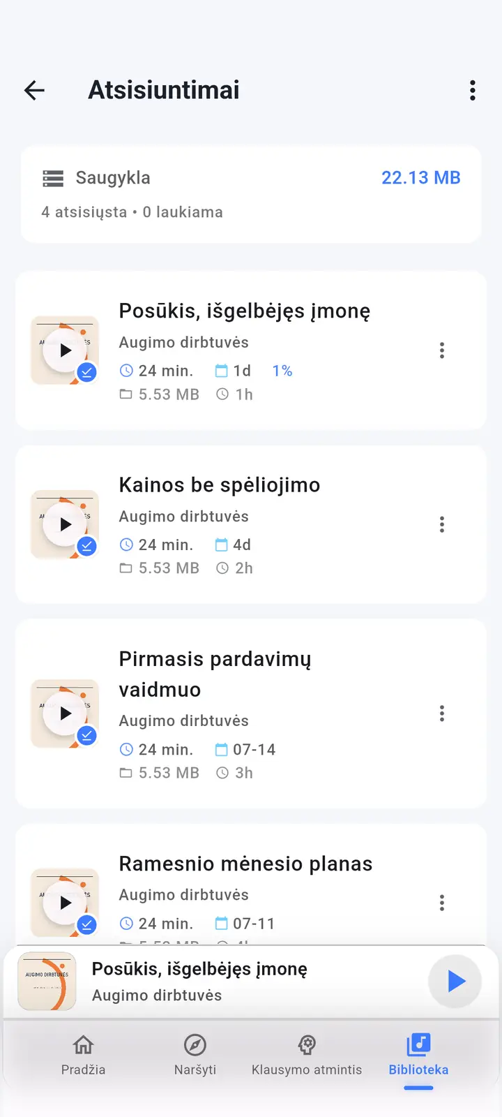 Atsisiųstų serijų ekranas — The Podcast App, veikia šia kalba.