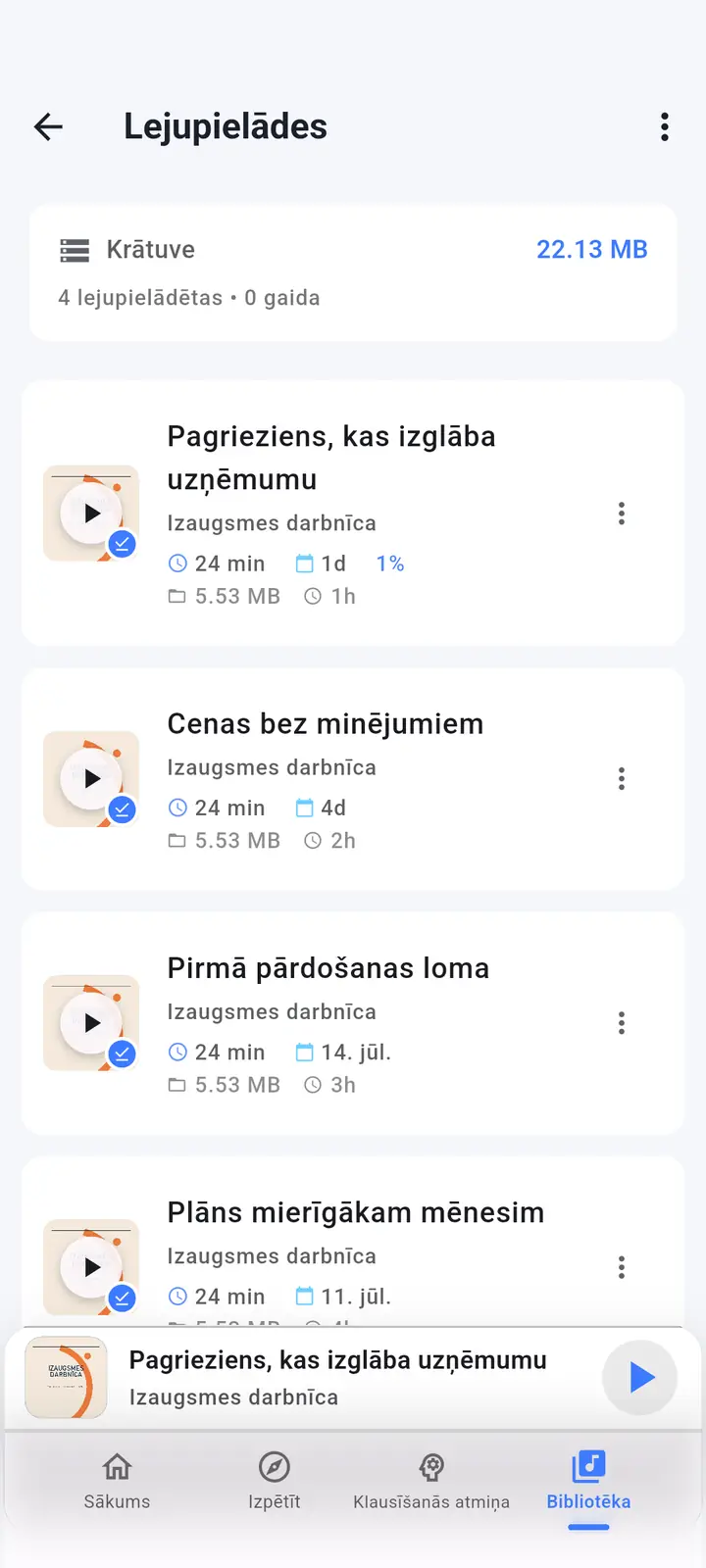 Lejupielādēto sēriju ekrāns — The Podcast App, darbojas šajā valodā.